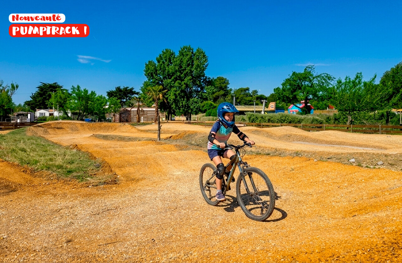 Pumptrack con ciclistas en bicicleta, nueva actividad en camping CAPFUN C�te Vermeille en PORT LA NOUVELLE.