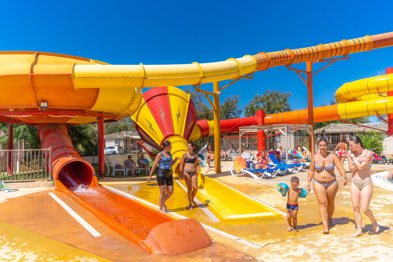 Toboganes acu�ticos gigantes y piscina en el camping CAPFUN C�te Vermeille en PORT LA NOUVELLE (11).