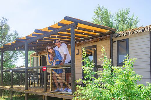 Casa móvil con terraza y pareja en camping CAPFUN Côte Vermeille en PORT LA NOUVELLE.
