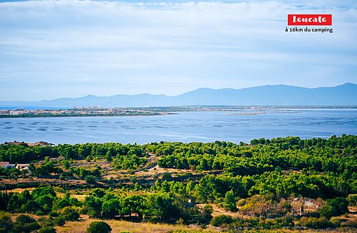 Ciudad de Leucate y su estanque, destino turístico cerca del camping.