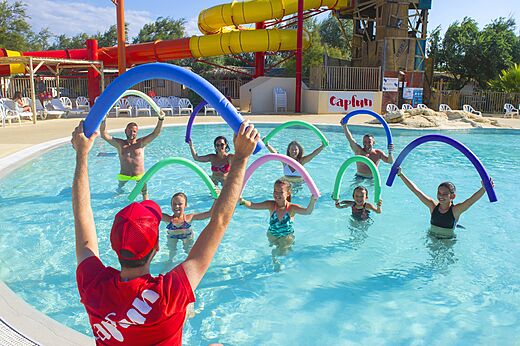 Animación acuática en piscina, toboganes en el camping CAPFUN Côte Vermeille en PORT LA NOUVELLE (11).