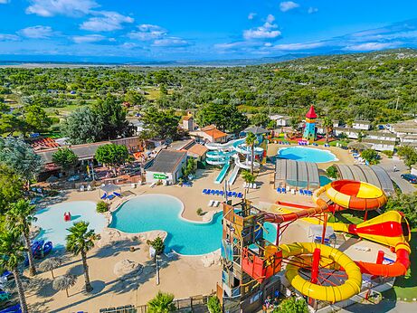 Toboganes gigantes y piscinas del parque acuático en el camping CAPFUN Côte Vermeille en PORT LA NOUVELLE (11).