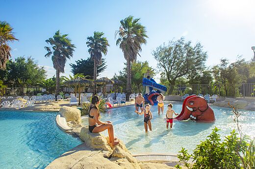Piscina con toboganes acuáticos y juegos infantiles en el camping CAPFUN Côte Vermeille en PORT LA NOUVELLE (11).