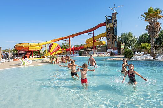 Piscina y toboganes acuáticos gigantes en el camping CAPFUN Côte Vermeille en PORT LA NOUVELLE (11).