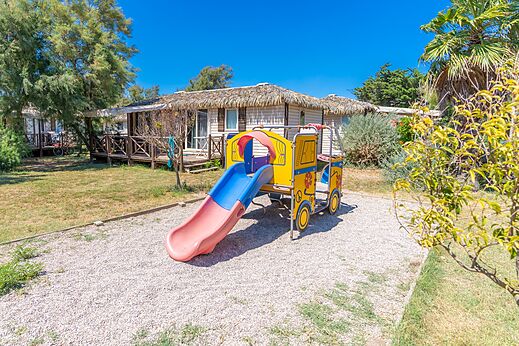Parque infantil con tobogán colorido en camping CAPFUN Côte Vermeille, PORT LA NOUVELLE.
