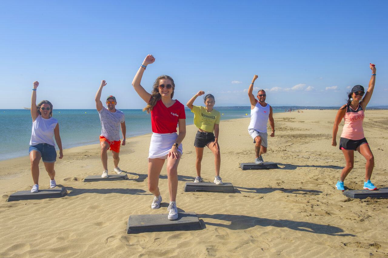 Clase de fitness en grupo en la playa en el camping CAPFUN C�te Vermeille en Port La Nouvelle.