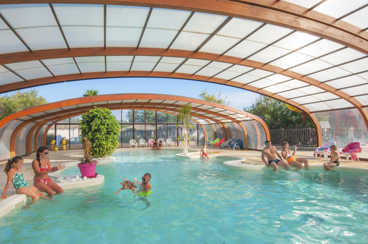 Piscina cubierta climatizada, familias disfrutando, en camping CAPFUN C�te Vermeille, Port La Nouvelle.