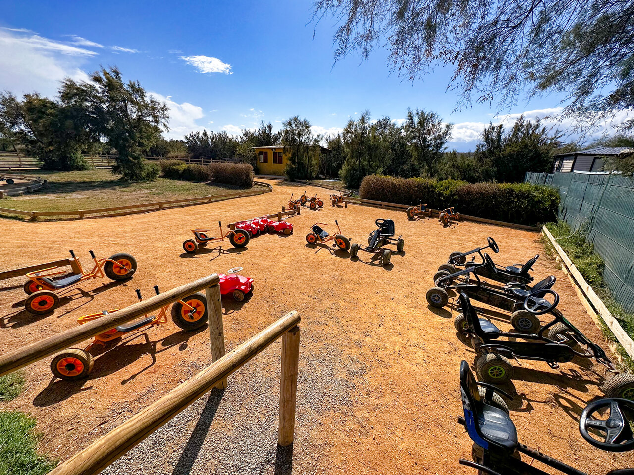 Karts a pedales variados en pista de tierra batida en el camping CAPFUN C�te Vermeille : Cabane dans les airs en Port La Nouvelle (11).
