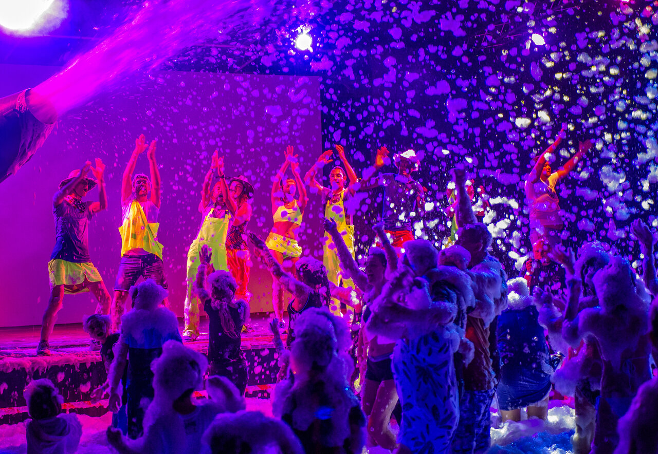 Fiesta de la espuma animada con m�sica y participantes en el camping CAPFUN C�te Vermeille.