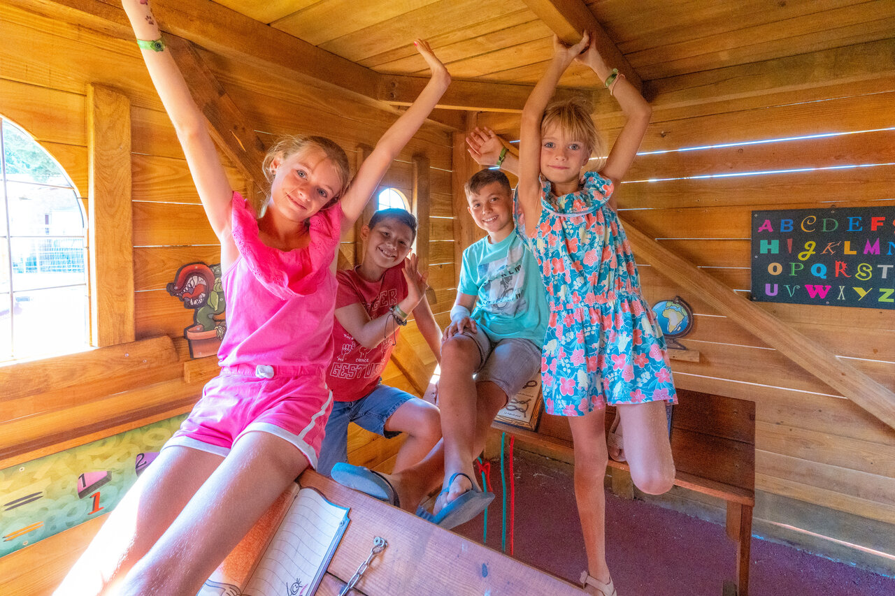 Ni�os felices en la Caba�a en el Aire en el camping CAPFUN C�te Vermeille, Port La Nouvelle.