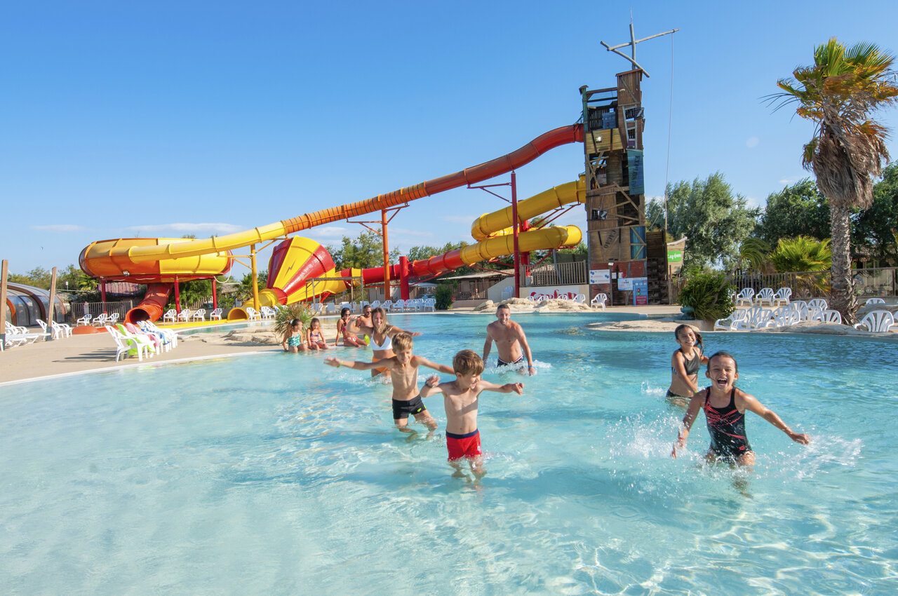 Toboganes acu�ticos gigantes y piscina exterior en el camping CAPFUN C�te Vermeille : Cabane dans les airs en Port La Nouvelle (11).