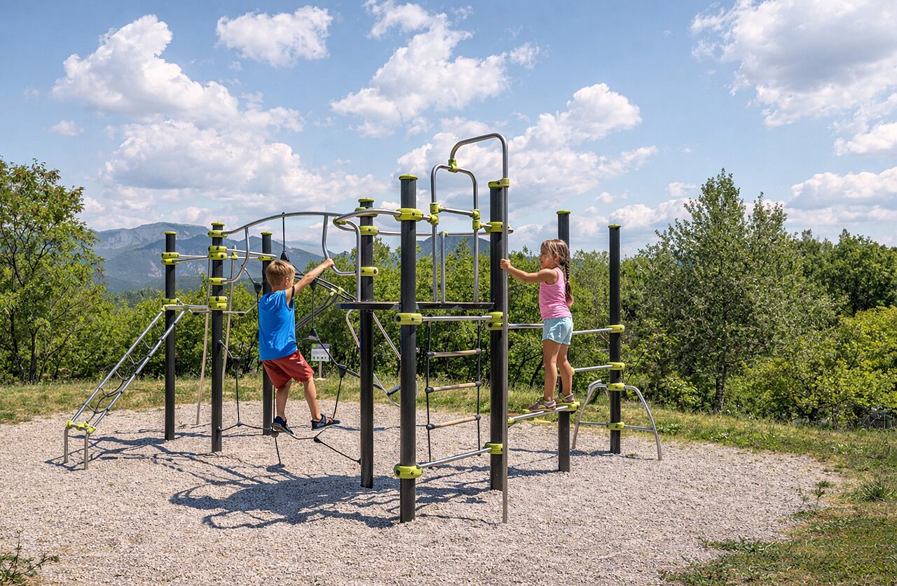 Ni�os jugando en estructura de escalada en el camping CLICOCHIC Couriou en Recoubeau-Jansac (26).
