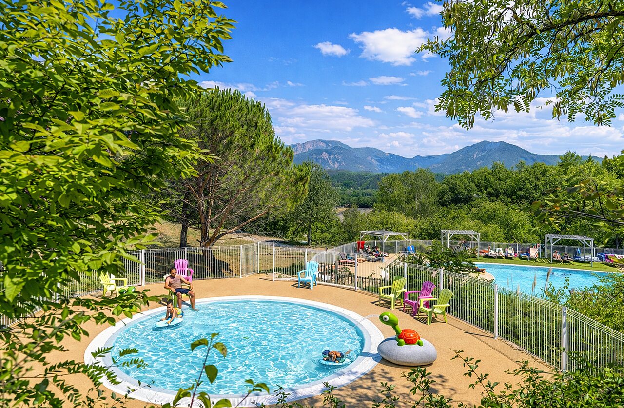 Zona acu�tica con piscina infantil y piscina grande en el camping CLICOCHIC Couriou en Recoubeau-Jansac.