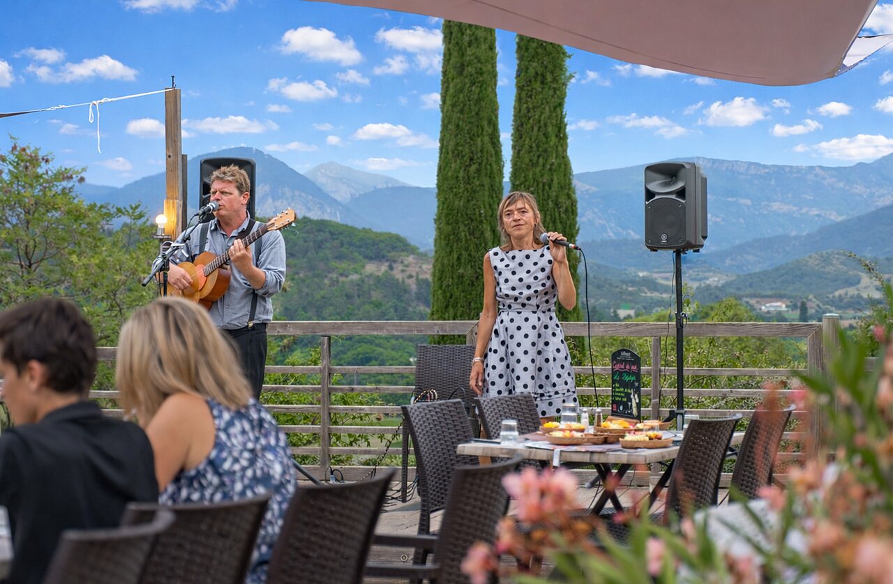 Animaci�n musical en terraza restaurante, vista monta�a, camping CLICOCHIC Couriou (26).