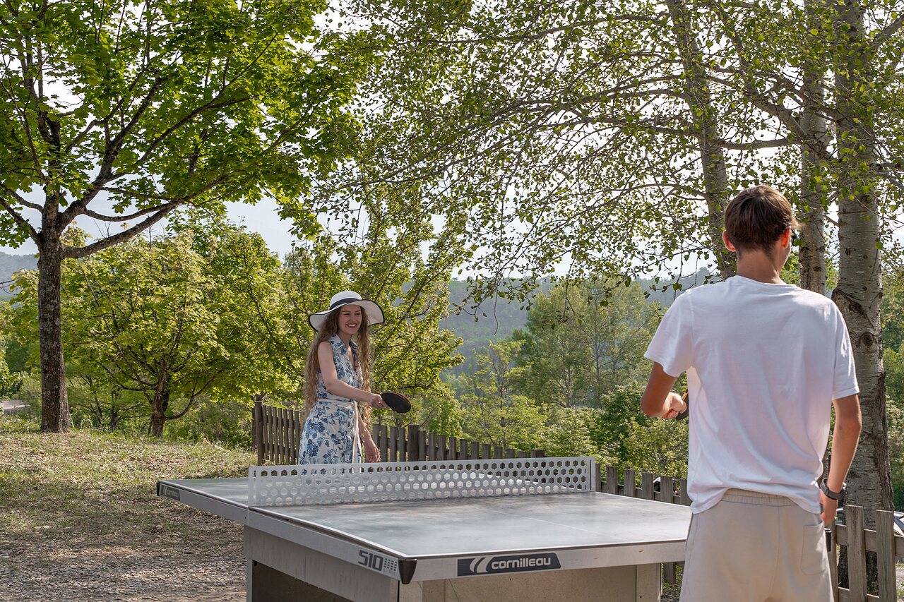 Tenis de mesa al aire libre en el camping CLICOCHIC Couriou en Recoubeau-Jansac (26).
