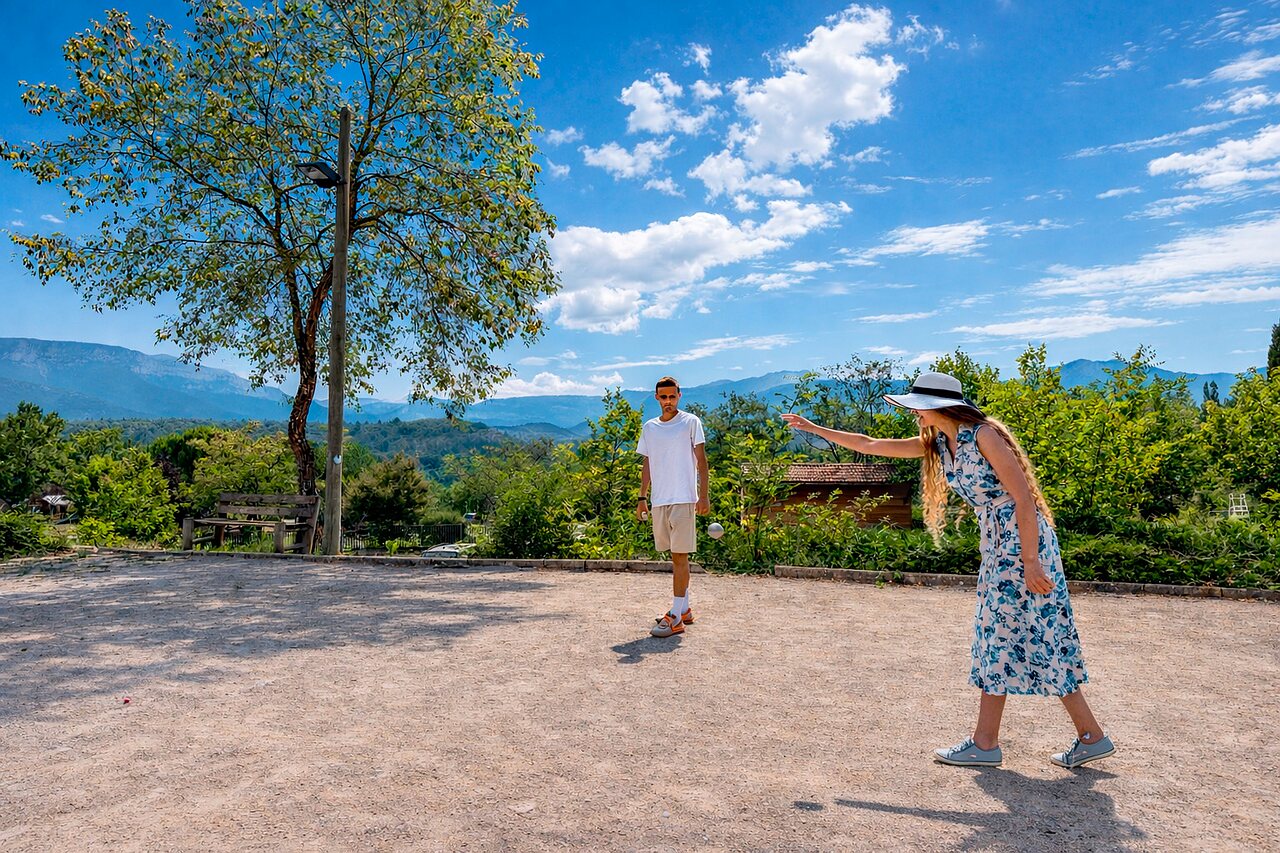 Juego de petanca en la cancha del camping CLICOCHIC Couriou en Recoubeau-Jansac.