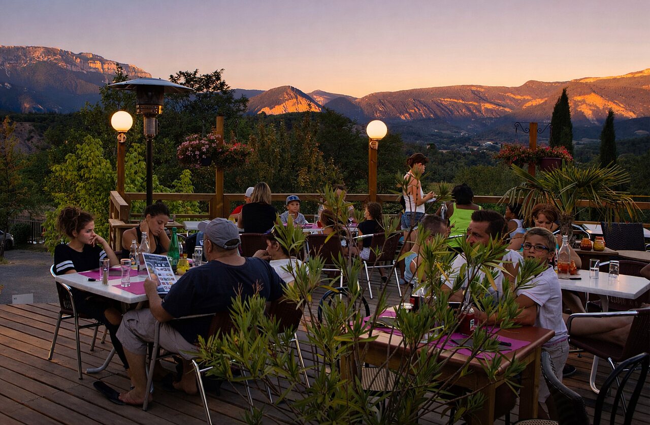 Cena en terraza con vista panor�mica a las monta�as en el camping CLICOCHIC Couriou.