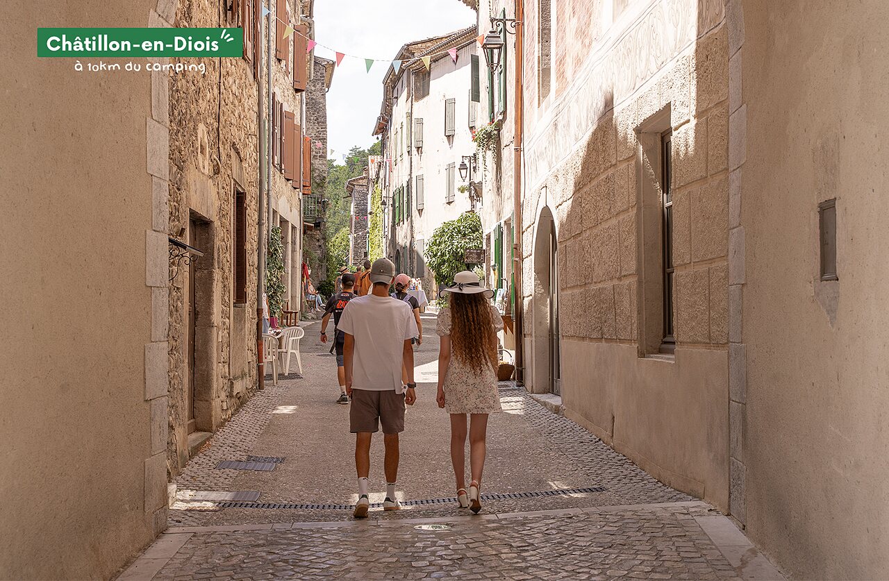 Calle adoquinada pintoresca del pueblo de Ch�tillon-en-Diois, Dr�me, para visitar.