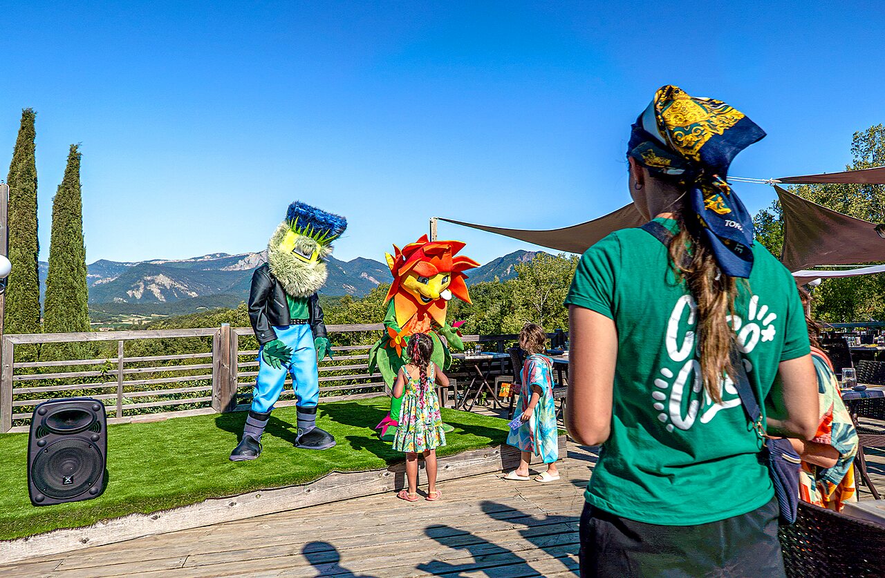 Mascotas animando a ni�os en terraza panor�mica en camping CLICOCHIC Couriou.