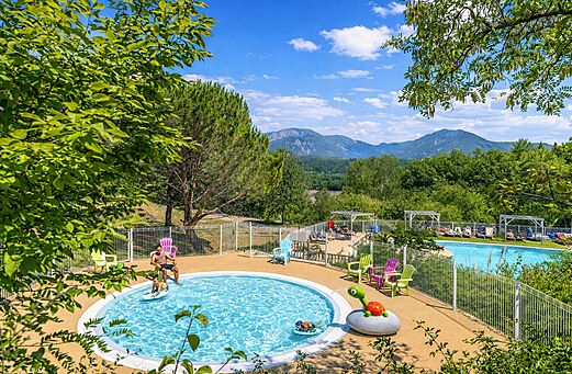 Piscina familiar y piscina infantil con montañas en el camping CLICOCHIC Couriou en Recoubeau-Jansac (26).