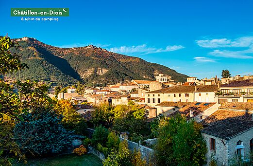 Pueblo de Châtillon-en-Diois y montañas circundantes, lugar para visitar en Drôme.