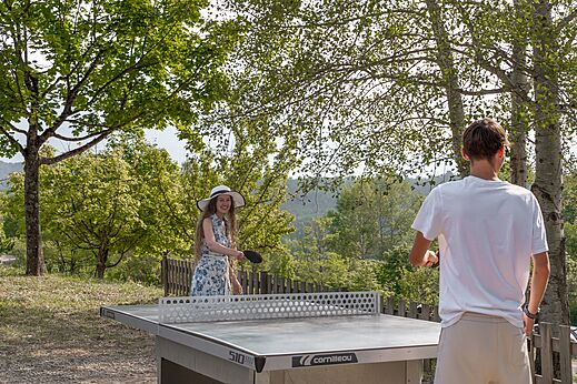 Mesa de ping-pong exterior para jugar en camping CLICOCHIC Couriou Recoubeau-Jansac.
