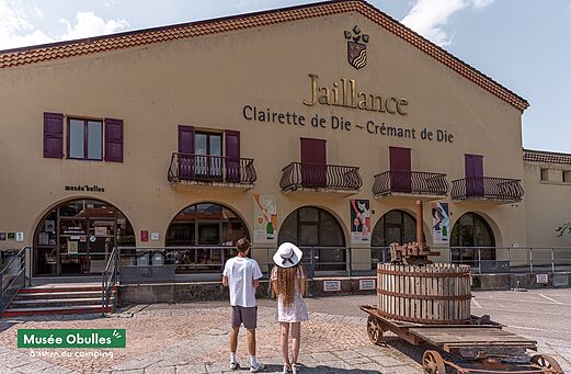 Museo Obulles y antigua prensa de vino frente a la bodega Jaillance en Die.