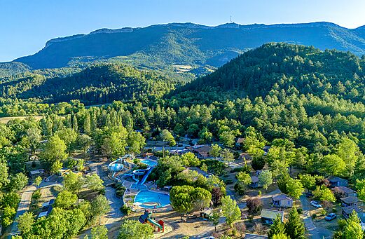 Parque acu�tico, piscinas y toboganes en camping CLICOCHIC Couriou en Recoubeau-Jansac (26).