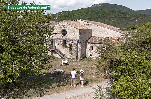 Abadía de Valcroissant, monumento histórico para visitar cerca del camping en Drôme.