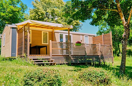 Mobil-home moderno con terraza sombreada en el camping CLICOCHIC Couriou en Recoubeau-Jansac.