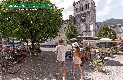 Catedral Notre-Dame de Die y plaza animada con terrazas de café, Drôme.