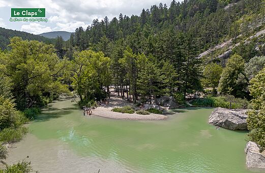 Le Claps, sitio natural con río y playa, baño cerca de Recoubeau-Jansac.