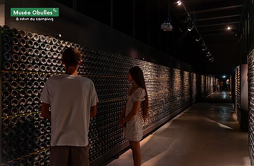 Museo Obulles, exposición original de botellas, lugar turístico para visitar cerca del camping.