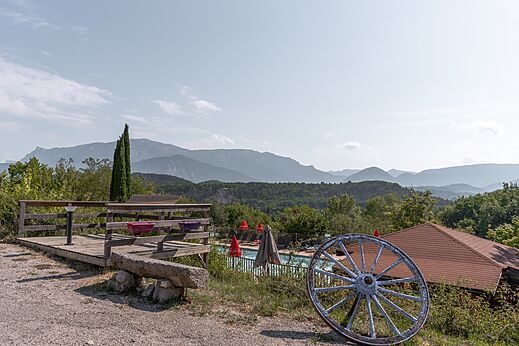 Vista panorámica montañas y naturaleza en el camping CLICOCHIC Couriou en Recoubeau-Jansac.