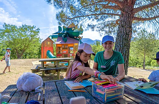 Actividad infantil con animador y zona de juegos en el camping CLICOCHIC Couriou en Recoubeau-Jansac.
