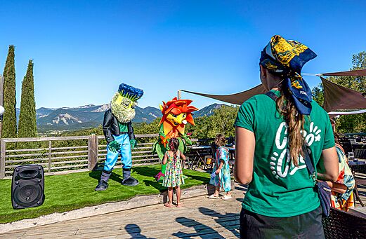 Mascotas animando a ni�os en terraza panor�mica en camping CLICOCHIC Couriou.