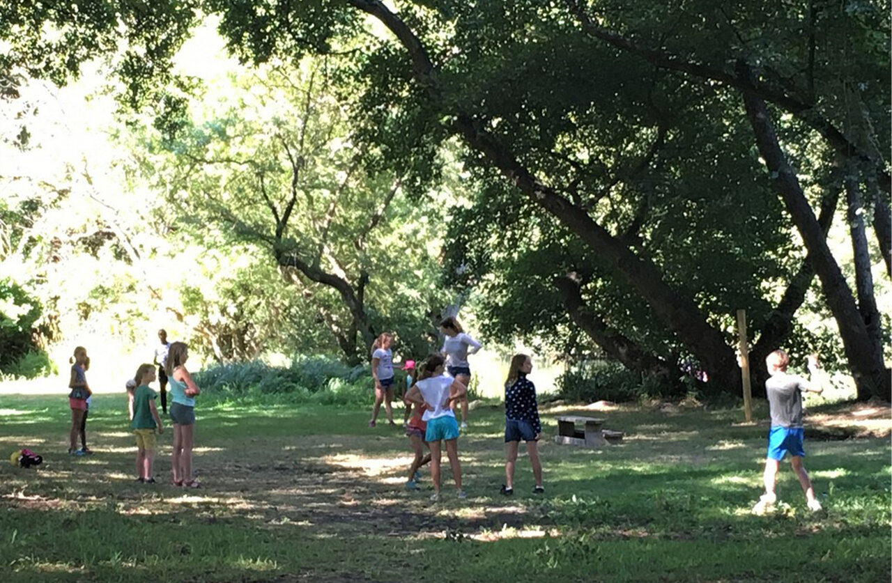 Ni�os jugando en actividad de animaci�n en camping CLICOCHIC Couteli�re en Lagnes.