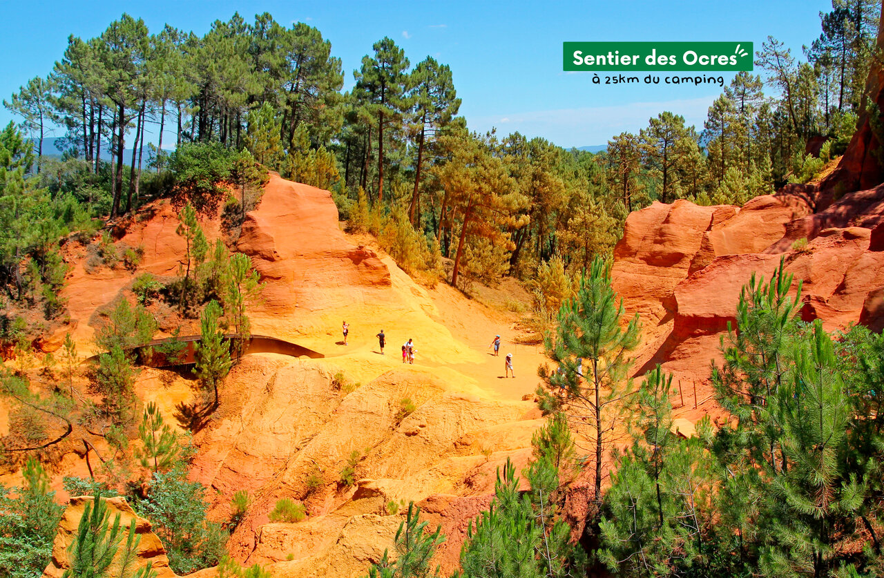Sendero de los Ocres de Roussillon, paisaje natural colorido para senderismo en Provenza.