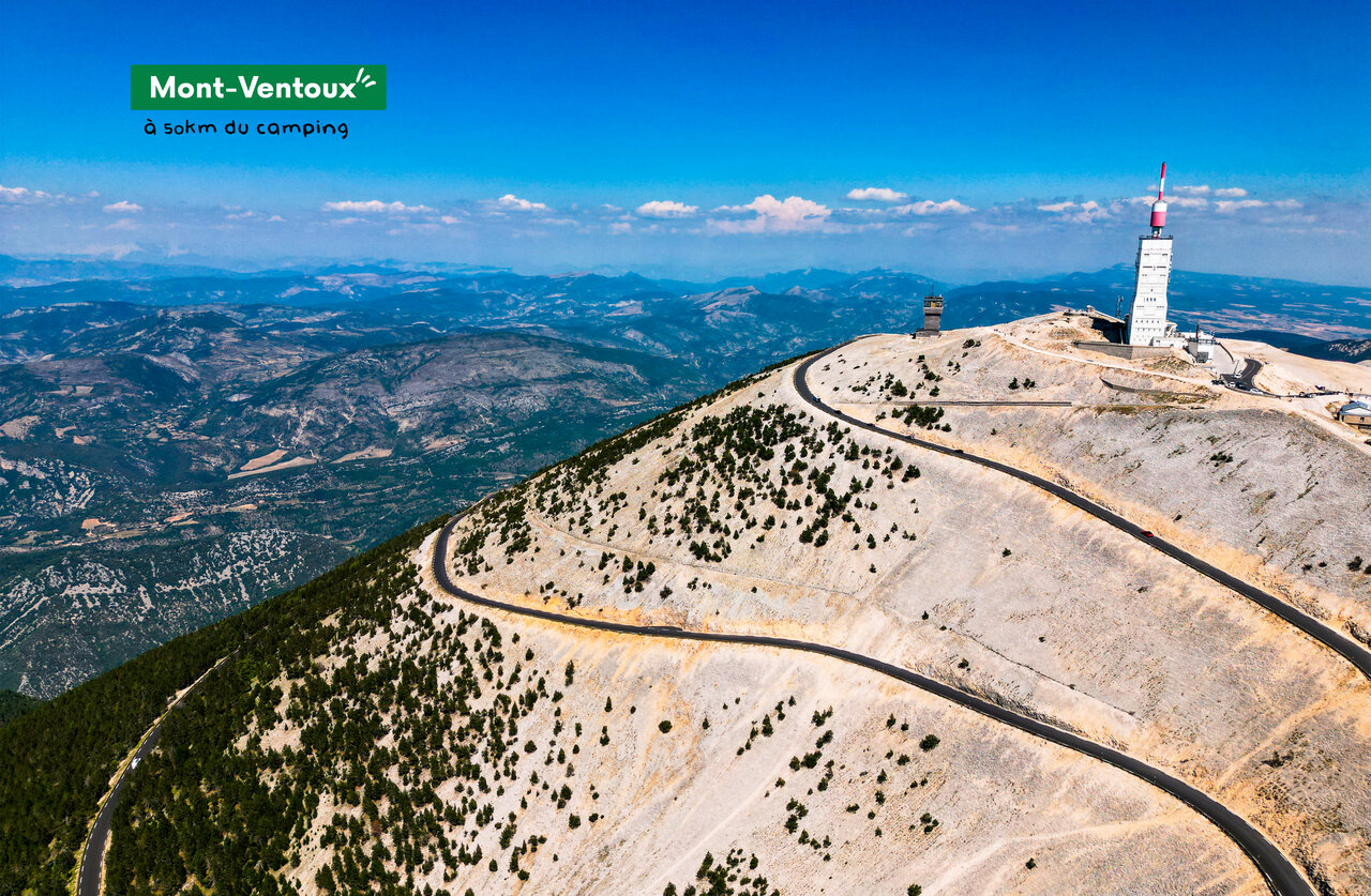 Mont Ventoux, cima ic�nica con observatorio, carretera serpenteante en Provenza.