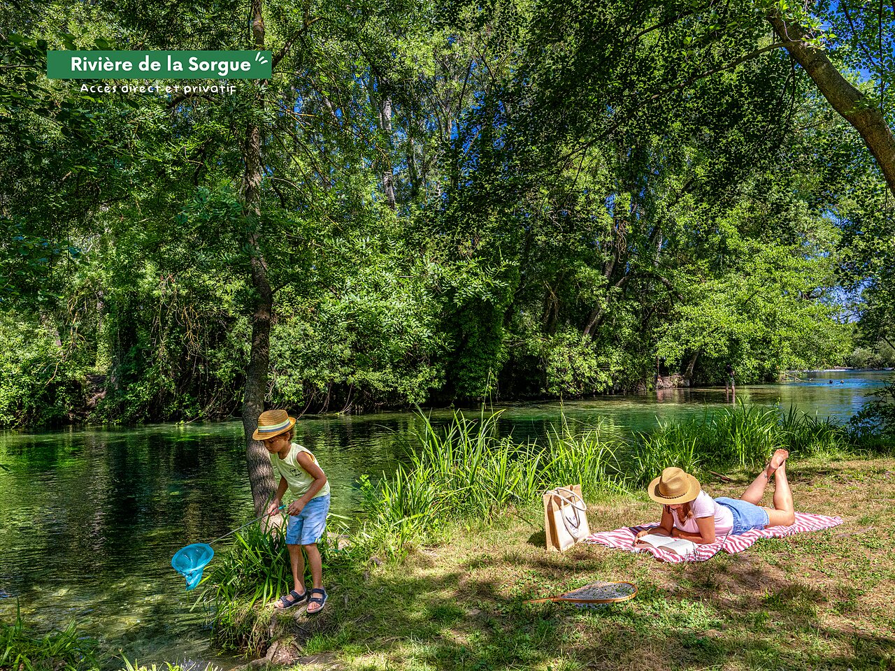 Acceso directo R�o Sorgue, ni�o pescando, adulto leyendo en camping CLICOCHIC Couteli�re.