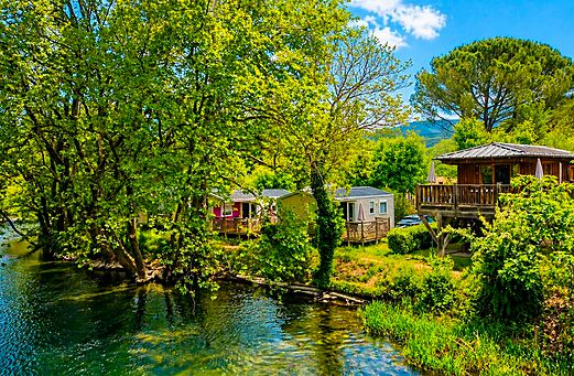Mobil-homes, chalet, r�o en el camping CLICOCHIC Couteli�re en Lagnes (84).