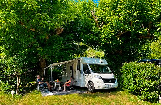 Autocaravana en parcela sombreada en el camping CLICOCHIC Couteli�re en Lagnes (84).