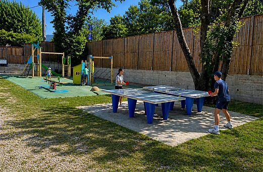 Mesas de ping-pong y juegos en el camping CLICOCHIC Couteli�re en Lagnes (84).