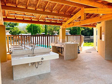 Zona de lavado cubierta con m�ltiples fregaderos en el camping CLICOCHIC Couteli�re en Lagnes (84).