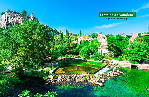 Fuente del Sorgue en Fontaine de Vaucluse, sitio natural excepcional en Provenza.