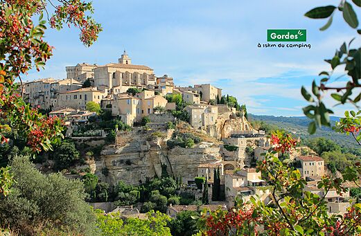 Pueblo en la cima de una colina Gordes en Provenza, sitio tur�stico del Luberon.