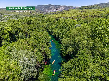 Kayaks en el río Sorgue, acceso directo y privado al camping CLICOCHIC Coutelière en Lagnes (84).