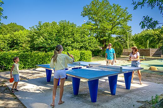 Tenis de mesa exterior familiar en camping CLICOCHIC Coutelière Lagnes (84).