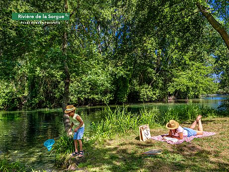 Acceso directo Río Sorgue, niño pescando, adulto leyendo en camping CLICOCHIC Coutelière.
