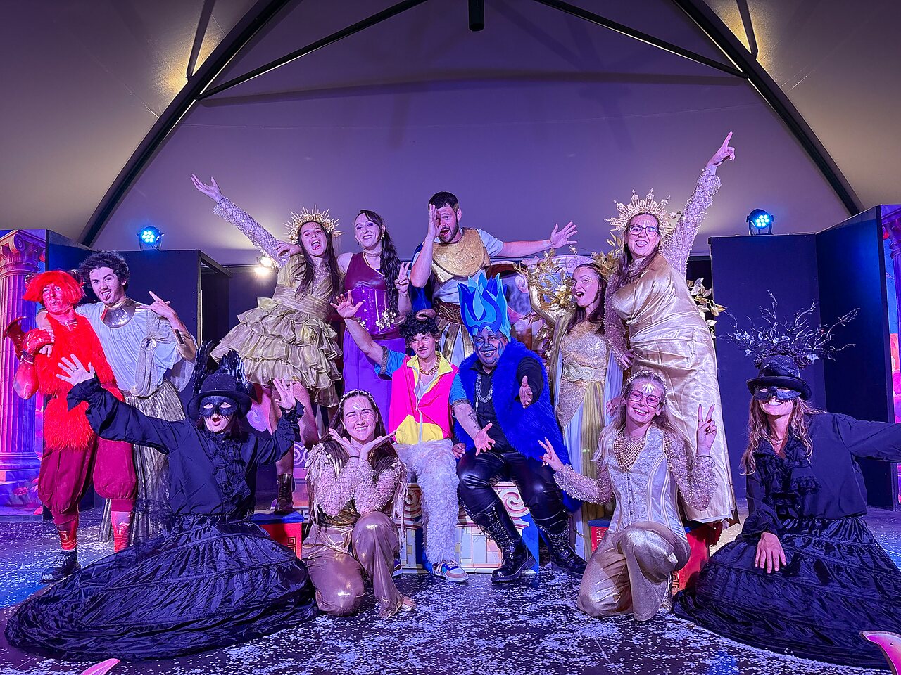 Animadores disfrazados en el escenario del camping CAPFUN Curty's en Jard sur Mer (85).